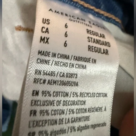 American Eagle Outfitters Classic Blue Jeans - Picture 3 of 3